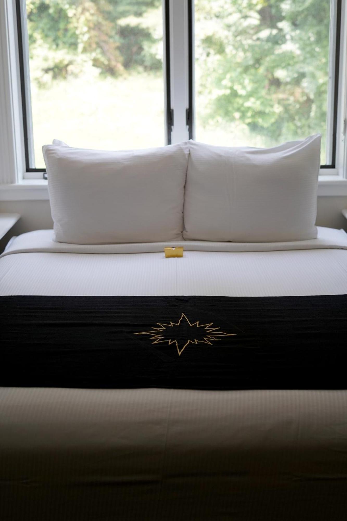 Inn At Black Star Farms Suttons Bay Rom bilde