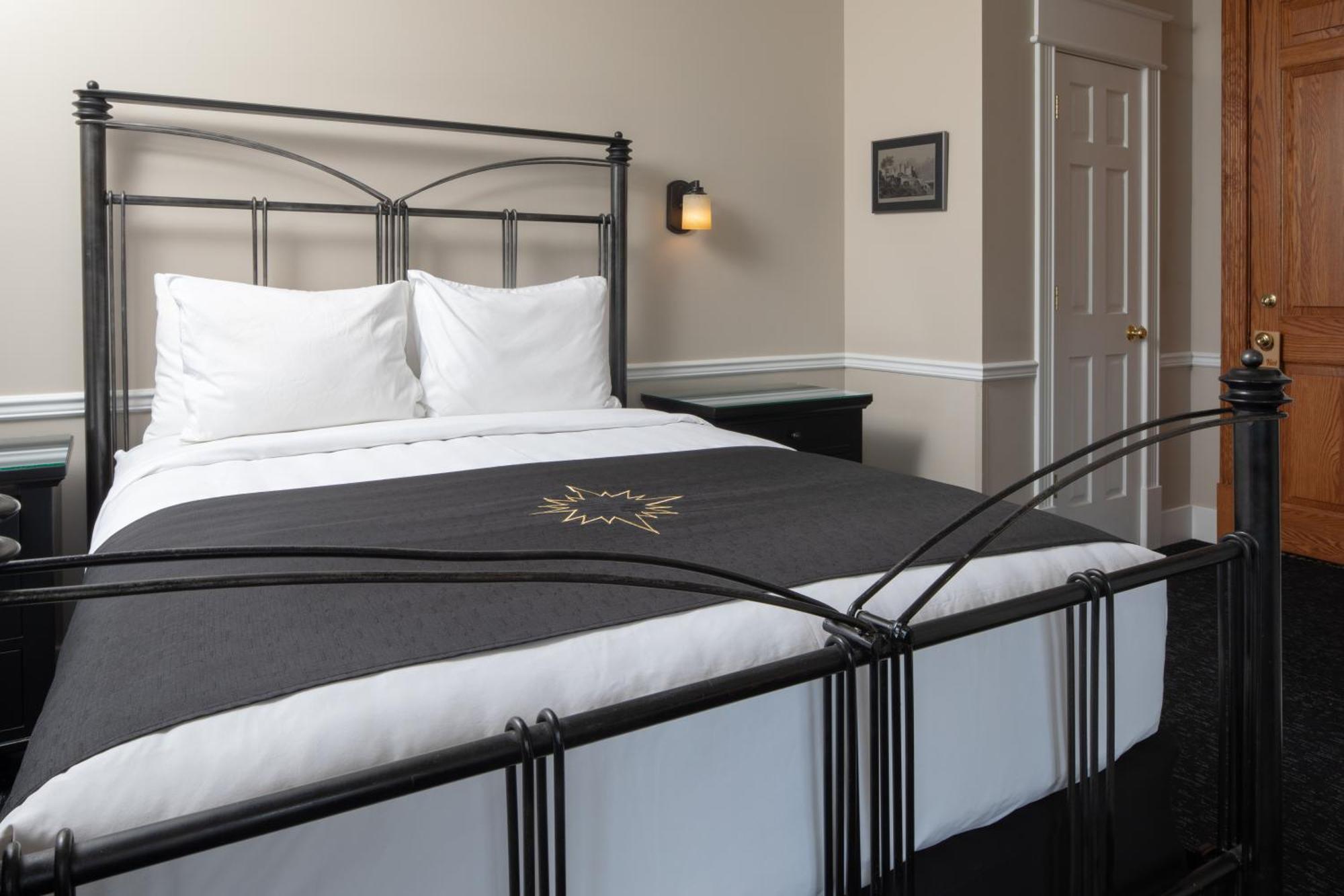Inn At Black Star Farms Suttons Bay Rom bilde